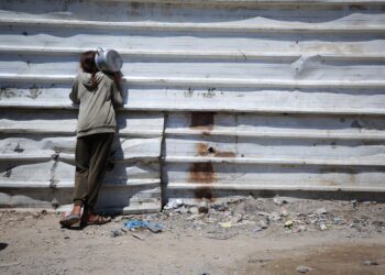 Archivo - Imagen de archivo de una joven palestina esperando a recibir comida en ciudad de GazaEuropa Press/Contacto/Omar Ashtawy - Archivo