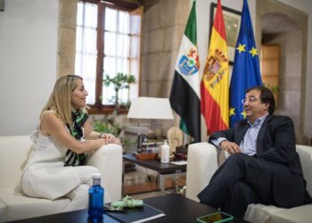 La presidenta de la Junta de Extremadura, María Guardiola, conversa con el expresidente Guillermo Fernández Vara, fallecido este domingo a los 66 años, tras una larga enfermedadJUNTA DE EXTREMADURA