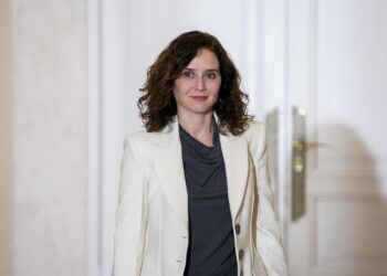 Archivo - La presidenta de la Comunidad de Madrid, Isabel Díaz Ayuso, a su llegada para recibir la Medalla de Oro concedida por el Colegio de Procuradores de Madrid, en la Real Casa de Correos, a 13 de noviembre de 2023, en Madrid (España). La medalla ha A. Pérez Meca - Europa Press - Archivo