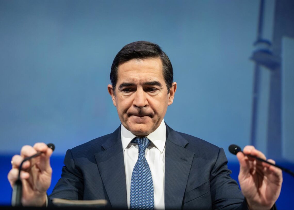 Archivo - El presidente de BBVA, Carlos Torres Vila, durante una rueda de prensa, en el Auditorio Ciudad BBVA, a 30 de enero de 2025, en Madrid (España).Matias Chiofalo - Europa Press - Archivo