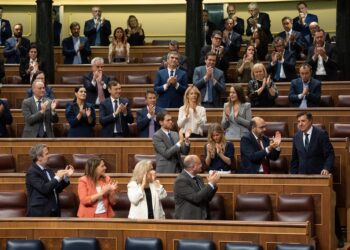 Archivo - La bancada popular aplaude al diputado del PP José Antonio Bermúdez de Castro tras su intervención durante una sesión plenaria en el Congreso de los Diputados, a 15 de octubre de 2024, en Madrid (España). El Pleno del Congreso decide hoy si tramAlejandro Martínez Vélez - Europa Press - Archivo