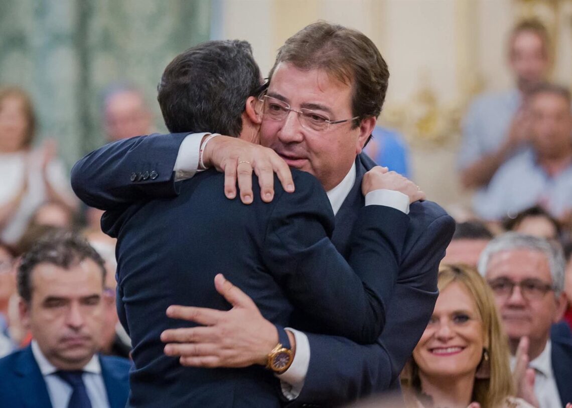 El expresidente de la Junta de Extremadura Guillermo Fernández Vara junto al líder de los socialistas en la región, Miguel Ángel GallardoPSOE DE EXTREMADURA