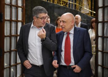 El portavoz del PSOE en el Congreso, Patxi López (i) y el diputado del PSOE Rafael Simancas (d), a su salida de una sesión plenaria en el Congreso Fernando Sánchez - Europa Press