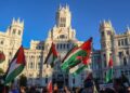 Cientos de personas durante la movilización bajo el lema ‘Alto al genocidio contra el pueblo Palestino. Por el fin al comercio de armas y a las relaciones con Israel’, a 4 de octubre de 2025, en Madrid (España). Ananda Manjón - Europa Press