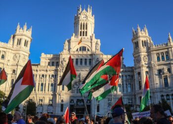 Cientos de personas durante la movilización bajo el lema ‘Alto al genocidio contra el pueblo Palestino. Por el fin al comercio de armas y a las relaciones con Israel’, a 4 de octubre de 2025, en Madrid (España). Ananda Manjón - Europa Press