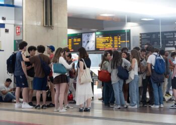Archivo - Varias personas en la estación de Chamartín, a 19 de junio de 2024, en Madrid (España). Eduardo Parra - Europa Press - Archivo