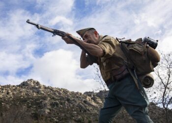 Archivo - El guía, caracterizado como el maqui Severo Eubel de la Paz, durante una visita teatralizada a la cueva de los Maquis, a 9 de marzo de 2023, en Mataelpino, Madrid (España). Rafael Bastante - Europa Press - Archivo