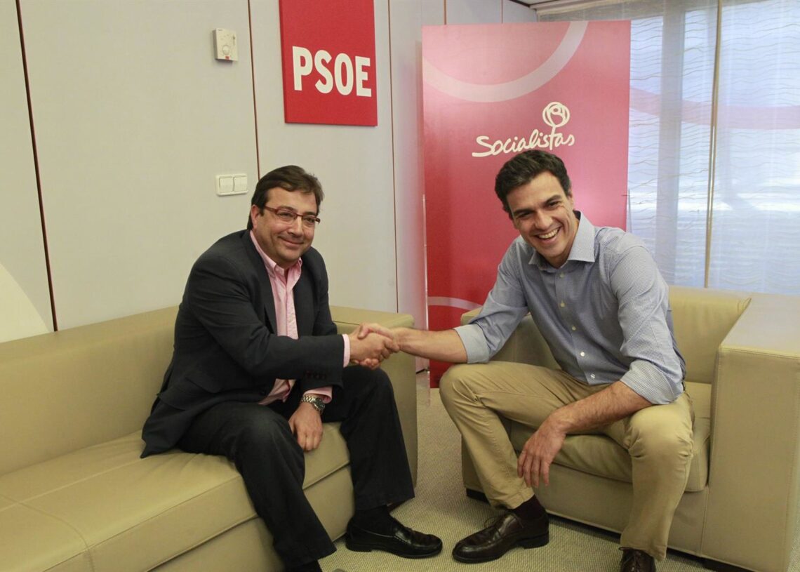 Archivo - El presidente del Gobierno, Pedro Sánchez, y el expresidente de la Junta de Extremadura Guillermo Fernández VaraEUROPA PRESS - Archivo