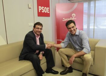 Archivo - El presidente del Gobierno, Pedro Sánchez, y el expresidente de la Junta de Extremadura Guillermo Fernández VaraEUROPA PRESS - Archivo