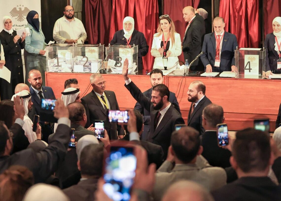 El presidente de Siria, Ahmed al Shara, vota en las elecciones municipales del país, a 5 de octubre de 2025PRESIDENCIA DE SIRIA
