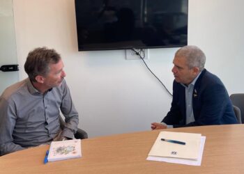 Gal Hirsch y Julian Larison en una reunión para tratar el intercambio de rehenes y presosGOBIERNO DE ISRAEL