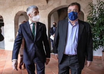 Archivo - El ministro del Interior, Fernando Grande-Marlaska (i), a su llegada a una reunión con el presidente de la Junta de Extremadura, Guillermo Fernández Vara, a 22 de noviembre de 2021, en Mérida, Badajoz, Extremadura, (España). Este encuentro es unJorge Armestar - Europa Press - Archivo