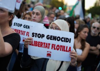 Decenas de personas durante una concentración en apoyo a la Global Sumud Flotilla, en la Plaza del Ayuntamiento, a 2 de octubre de 2025, en Valencia, Comunidad Valenciana (España). La concentración se produce tras ser interceptada por Israel la Global SumJorge Gil - Europa Press