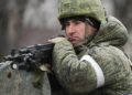 Archivo - Un militar ruso en Armiansk, en Crimea, Ucrania (archivo)Konstantin Mihalchevskiy / Sputnik / ContactoPhoto