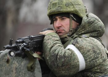 Archivo - Un militar ruso en Armiansk, en Crimea, Ucrania (archivo)Konstantin Mihalchevskiy / Sputnik / ContactoPhoto