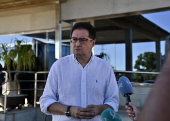 El ministro para la Transformación Digital y Función Pública, Óscar López, atiende a los medios a su llegada a la capilla ardiente del expresidente de la Junta de Extremadura, Guillermo Fernández Vara, en el Tanatorio de BadajozAndrés Rodríguez - Europa Press