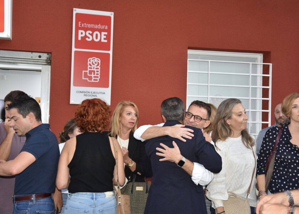 El PSOE de Extremadura ha convocado cinco minutos de silencio este domingo frente a la sede regional del partido en Mérida, así como en las casas del pueblo de la regiónEUROPA PRESS