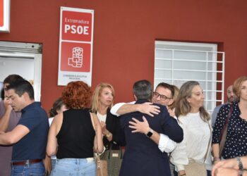 El PSOE de Extremadura ha convocado cinco minutos de silencio este domingo frente a la sede regional del partido en Mérida, así como en las casas del pueblo de la regiónEUROPA PRESS
