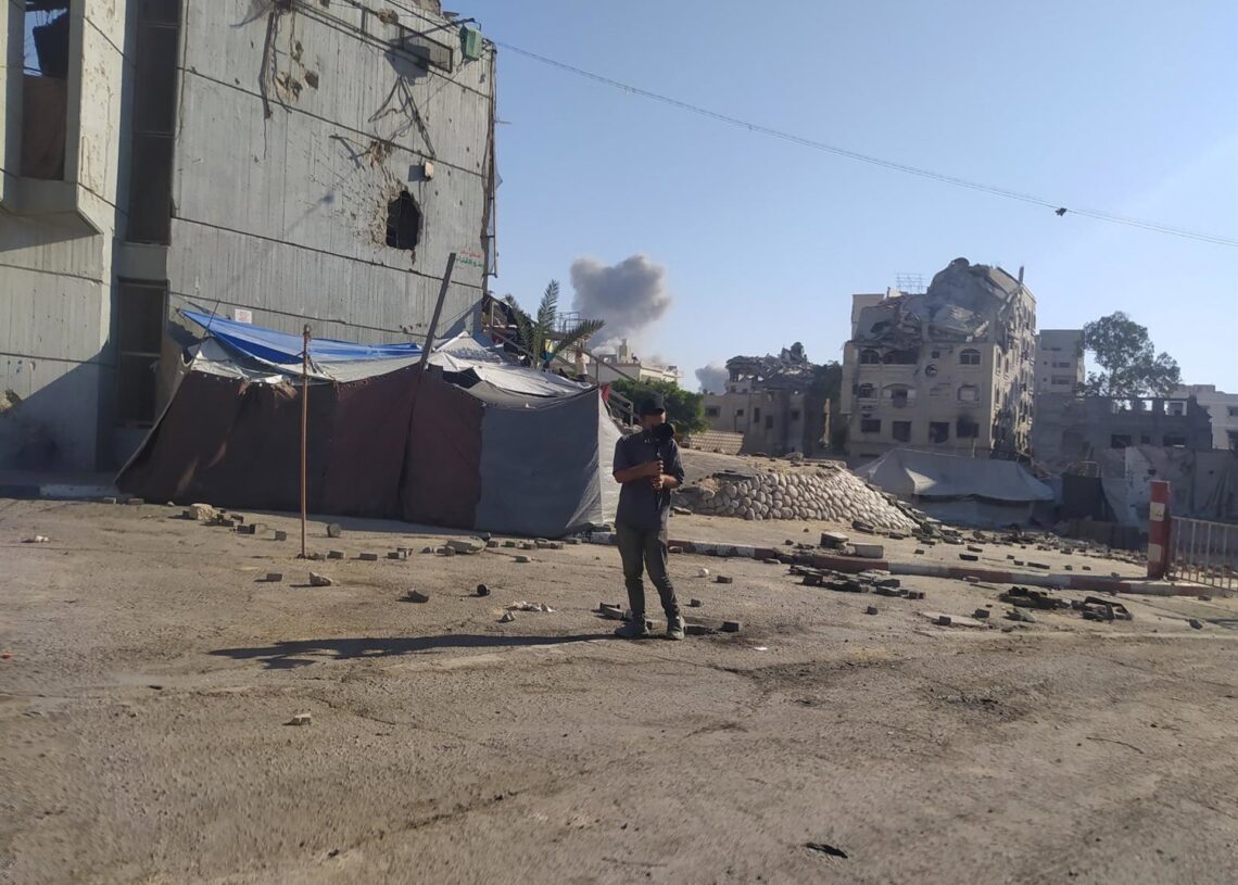 Humo tras un bombardeo junto a una tienda de desplazados en la ciudad de GazaEuropa Press/Contacto/Hashem Zimmo