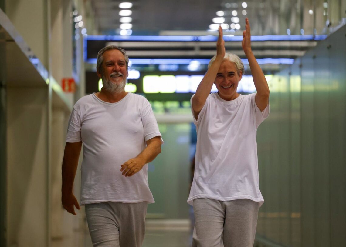 El concejal de ERC en Barcelona, Jordi Coronas, y la exalcaldesa de Barcelona, Ada Colau, a su llegada al Aeropuerto Josep Tarradellas Barcelona-El Prat, a 5 de octubre de 2025, en Barcelona, Catalunya (España). Se trata del primer grupo de 21 ciudadanos Kike Rincón - Europa Press