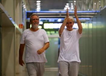 El concejal de ERC en Barcelona, Jordi Coronas, y la exalcaldesa de Barcelona, Ada Colau, a su llegada al Aeropuerto Josep Tarradellas Barcelona-El Prat, a 5 de octubre de 2025, en Barcelona, Catalunya (España). Se trata del primer grupo de 21 ciudadanos Kike Rincón - Europa Press