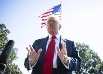 El presidente de Estados Unidos, Donald Trump, habla con medios de comunicación en el jardín sur de la Casa Blanca en Washington D.C.Europa Press/Contacto/Graeme Sloan - Pool via CNP