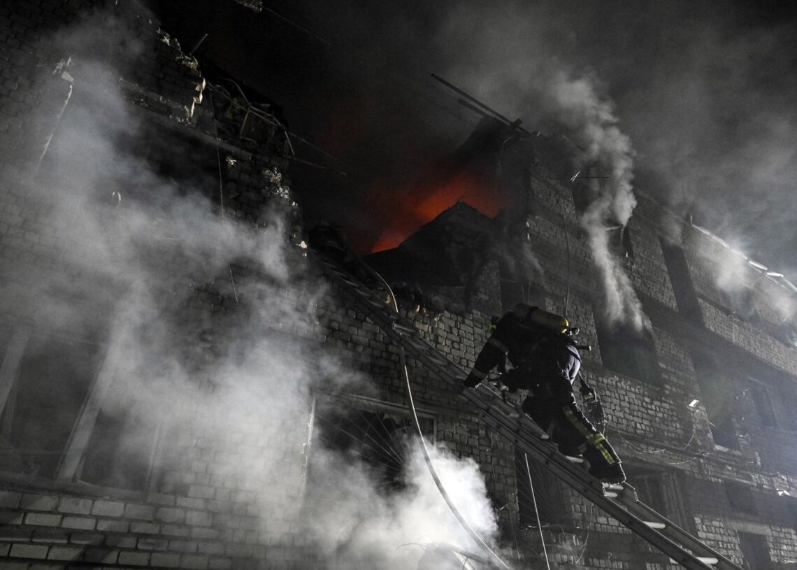 Archivo - Un bombero sube por la escalera en un bloque de apartamentos dañado por un ataque con drones rusos a gran escala en Zaporiyia, UcraniaEuropa Press/Contacto/Dmytro Smolienko - Archivo