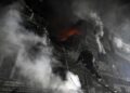 Archivo - Un bombero sube por la escalera en un bloque de apartamentos dañado por un ataque con drones rusos a gran escala en Zaporiyia, UcraniaEuropa Press/Contacto/Dmytro Smolienko - Archivo