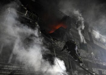 Archivo - Un bombero sube por la escalera en un bloque de apartamentos dañado por un ataque con drones rusos a gran escala en Zaporiyia, UcraniaEuropa Press/Contacto/Dmytro Smolienko - Archivo