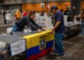 Archivo - Un ecuatoriano residente en Madrid acude a un centro de votación habilitado para las elecciones presidenciales de abril de 2025Europa Press/Contacto/David Canales - Archivo