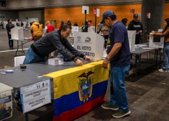 Archivo - Un ecuatoriano residente en Madrid acude a un centro de votación habilitado para las elecciones presidenciales de abril de 2025Europa Press/Contacto/David Canales - Archivo