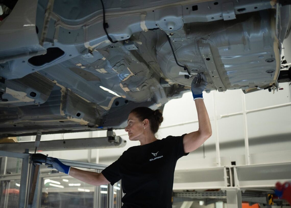 Archivo - Una empleada trabajando en una fábrica de automóvilesDavid Zorrakino - Europa Press - Archivo
