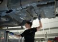 Archivo - Una empleada trabajando en una fábrica de automóvilesDavid Zorrakino - Europa Press - Archivo
