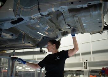 Archivo - Una empleada trabajando en una fábrica de automóvilesDavid Zorrakino - Europa Press - Archivo