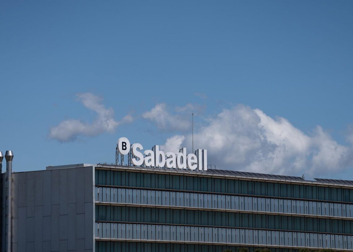 Archivo - Exterior de la sede de Banco Sabadell, a 17 de abril de 2025, en Barcelona, Cataluña (España).David Zorrakino - Europa Press - Archivo