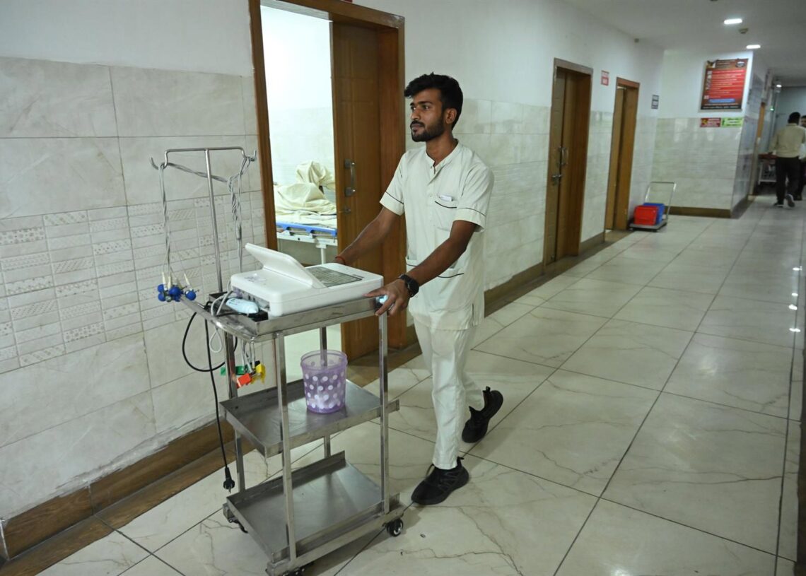Archivo - Un enfermero en un hospital en Prayagraj, India (archivo)Europa Press/Contacto/Prabhat Kumar Verma