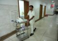 Archivo - Un enfermero en un hospital en Prayagraj, India (archivo)Europa Press/Contacto/Prabhat Kumar Verma