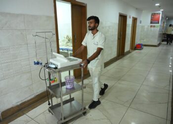 Archivo - Un enfermero en un hospital en Prayagraj, India (archivo)Europa Press/Contacto/Prabhat Kumar Verma