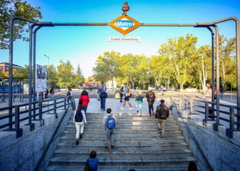Archivo - Varios jóvenes salen del Metro de Ciudad Universitaria, en Madrid (España).Ricardo Rubio - Europa Press - Archivo