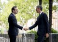 El presidente del Gobierno, Pedro Sánchez (d), saluda al ministro de Economía, Comercio y Empresa, Carlos Cuerpo (i).A. Pérez Meca - Europa Press