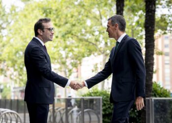 El presidente del Gobierno, Pedro Sánchez (d), saluda al ministro de Economía, Comercio y Empresa, Carlos Cuerpo (i).A. Pérez Meca - Europa Press