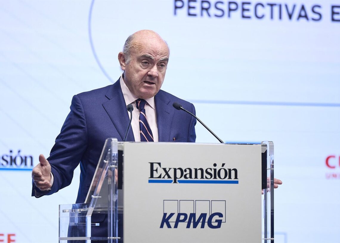El vicepresidente del Banco Central Europeo (BCE), Luis de Guindos, interviene durante el XVI Encuentro Financiero del sector bancario, organizado por 'Expansión', KPMG, American Express y Cunef Universidad, en el auditorio El Beatriz, a 6 de octubre de 2Jesús Hellín - Europa Press
