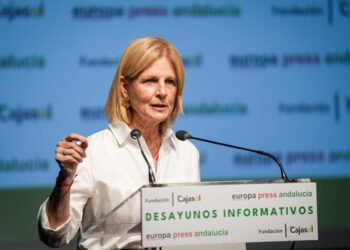 La alcaldesa de Jerez y presidenta de la FEMP, María José García-Pelayo, durante su intervención en los Desayunos Informativos de Europa Press como presentadora del consejero de Presidencia, Antonio Sanz.MARÍA JOSÉ LÓPEZ/EUROPA PRESS