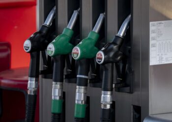 Archivo - Mangueras de combustible en una gasolinera, a 27 de diciembre de 2022, en Madrid (España). El Gobierno ha eliminado la bonificación generalizada al combustible para el año 2023 y ha decidido mantenerla solo para el colectivo de profesionales, quA. Pérez Meca - Europa Press - Archivo