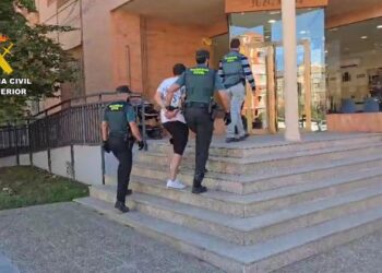 Uno de los detenidos en la operación que ha permitido desarticular un grupo criminal que se dedicada al robo en viviendas de Huesca, Zaragoza y Soria.GUARDIA CIVIL