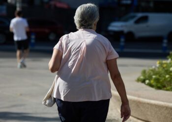 Una mujer pensionista caminando por una calle de MadridJESÚS HELLÍN / EUROPA PRESS