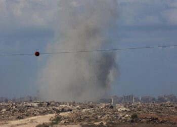 Columna de humo tras un bombardeo del Ejército de Israel contra la ciudad de Gaza, en el norte de la Franja de Gaza (archivo)Europa Press/Contacto/Gil Cohen Magen