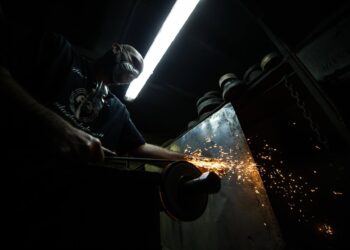 Archivo - Un trabajador del sector del metalJoaquin Corchero - Europa Press - Archivo