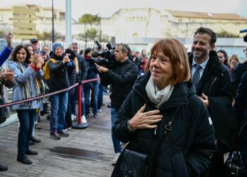 Archivo - Imagen de archivo de Gisèle Pelicot a su llegada a los tribunales en Francia.Christophe Simon/AFP/dpa - Archivo