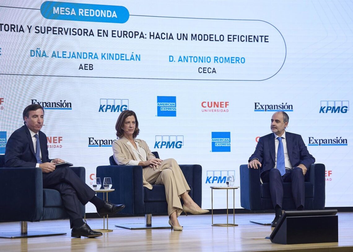 La presidenta de AEB, Alejandra Kindelán y el director de CECA, Antonio Romero (d), intervienen durante el XVI Encuentro Financiero del sector bancario, organizado por 'Expansión', KPMG, American Express y Cunef Universidad, en el auditorio El Beatriz, a Jesús Hellín - Europa Press